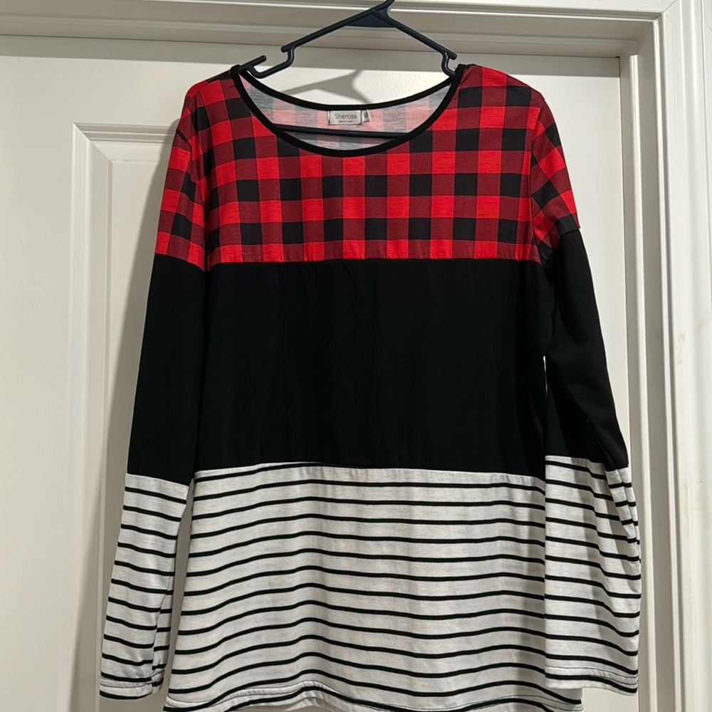 Women’s XL top. Has stretch and lightweight.